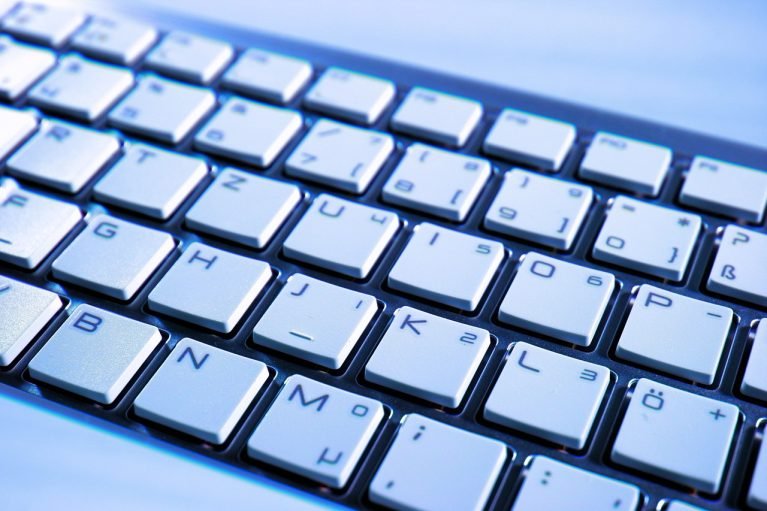 Como faço para desbloquear o teclado do notebook