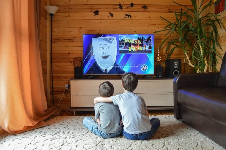 Como conectar a caixa de som na televisão